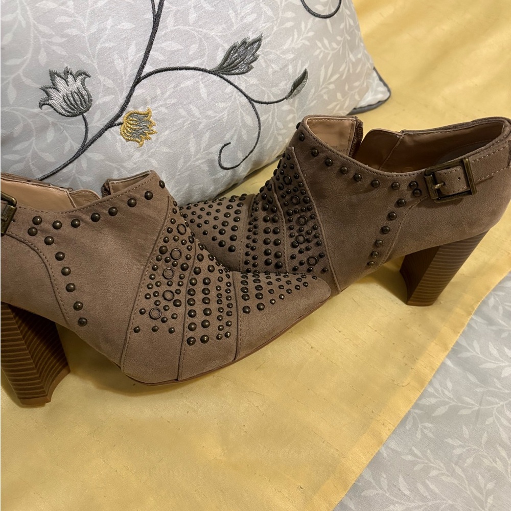 Kaari Blue Studded Tan Heeled Boots